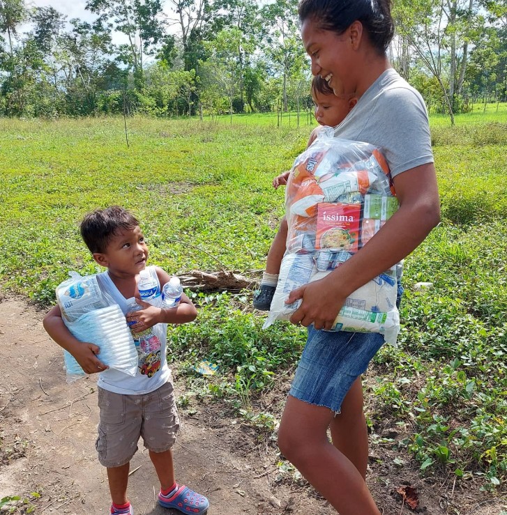 Familia hondureña recibe alimentos y agua en una comunidad rural