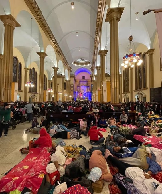 Peregrinos descansan dentro de la Basílica de Suyapa